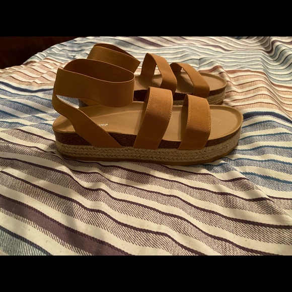 Brand New Platform Sandals - Picture 3 of 3